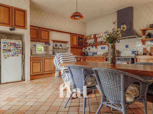 PROPRIETE 6 pièces 351 m2 / 8 000 m2 clos / AIGREFEUILLE-SUR-MAINE/ 4 CH / Piscine / dépendances aménagées