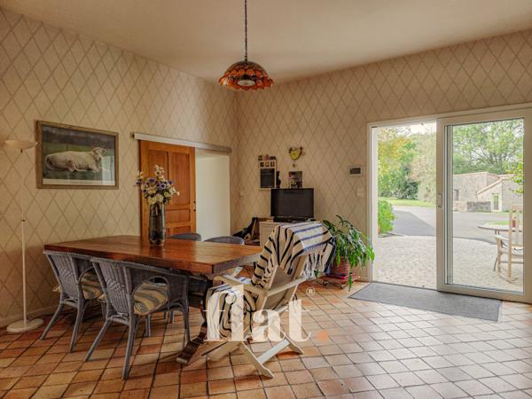 PROPRIETE 6 pièces 351 m2 / 8 000 m2 clos / AIGREFEUILLE-SUR-MAINE/ 4 CH / Piscine / dépendances aménagées