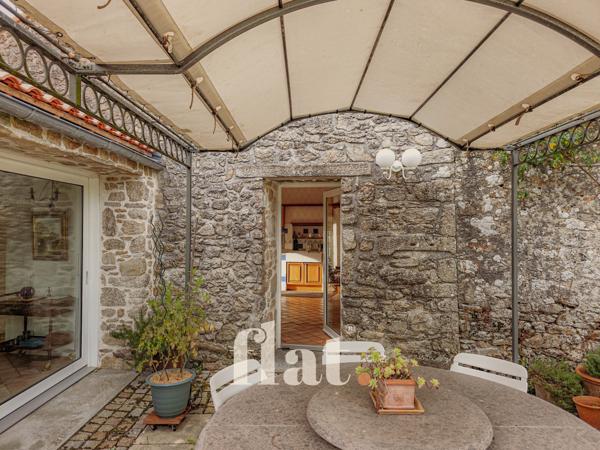 PROPRIETE 6 pièces 351 m2 / 8 000 m2 clos / AIGREFEUILLE-SUR-MAINE/ 4 CH / Piscine / dépendances aménagées