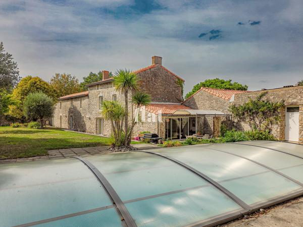 PROPRIETE 6 pièces 351 m2 / 8 000 m2 clos / AIGREFEUILLE-SUR-MAINE/ 4 CH / Piscine / dépendances aménagées