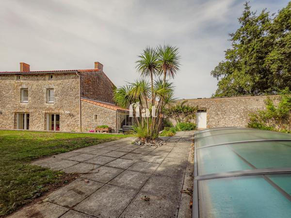 PROPRIETE 6 pièces 351 m2 / 8 000 m2 clos / AIGREFEUILLE-SUR-MAINE/ 4 CH / Piscine / dépendances aménagées