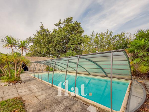 PROPRIETE 6 pièces 351 m2 / 8 000 m2 clos / AIGREFEUILLE-SUR-MAINE/ 4 CH / Piscine / dépendances aménagées