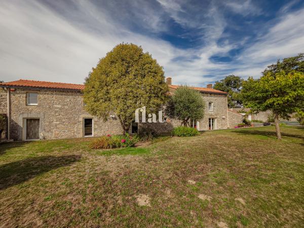 PROPRIETE 6 pièces 351 m2 / 8 000 m2 clos / AIGREFEUILLE-SUR-MAINE/ 4 CH / Piscine / dépendances aménagées