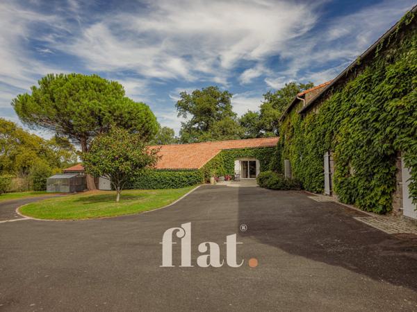 PROPRIETE 6 pièces 351 m2 / 8 000 m2 clos / AIGREFEUILLE-SUR-MAINE/ 4 CH / Piscine / dépendances aménagées