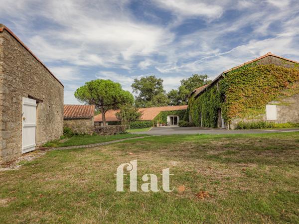 PROPRIETE 6 pièces 351 m2 / 8 000 m2 clos / AIGREFEUILLE-SUR-MAINE/ 4 CH / Piscine / dépendances aménagées