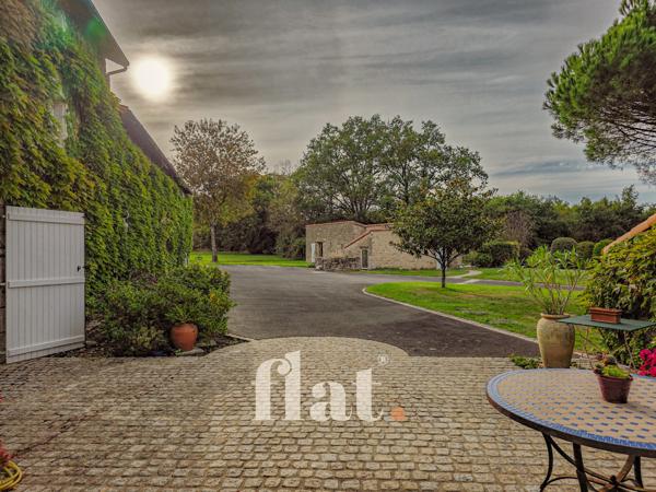 PROPRIETE 6 pièces 351 m2 / 8 000 m2 clos / AIGREFEUILLE-SUR-MAINE/ 4 CH / Piscine / dépendances aménagées