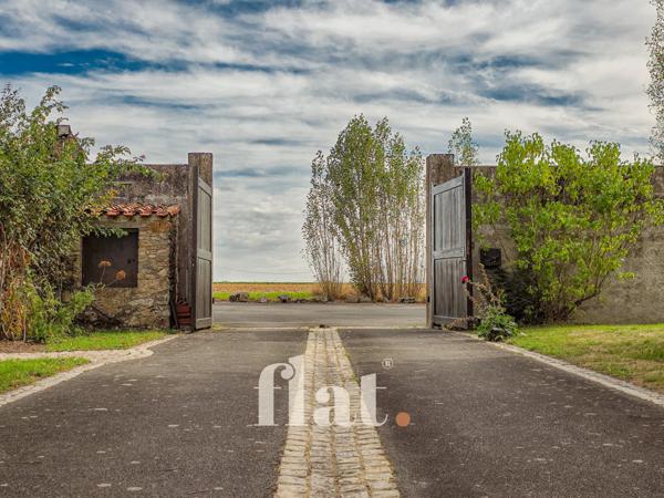 PROPRIETE 6 pièces 351 m2 / 8 000 m2 clos / AIGREFEUILLE-SUR-MAINE/ 4 CH / Piscine / dépendances aménagées