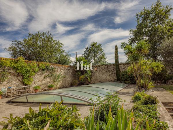 PROPRIETE 6 pièces 351 m2 / 8 000 m2 clos / AIGREFEUILLE-SUR-MAINE/ 4 CH / Piscine / dépendances aménagées