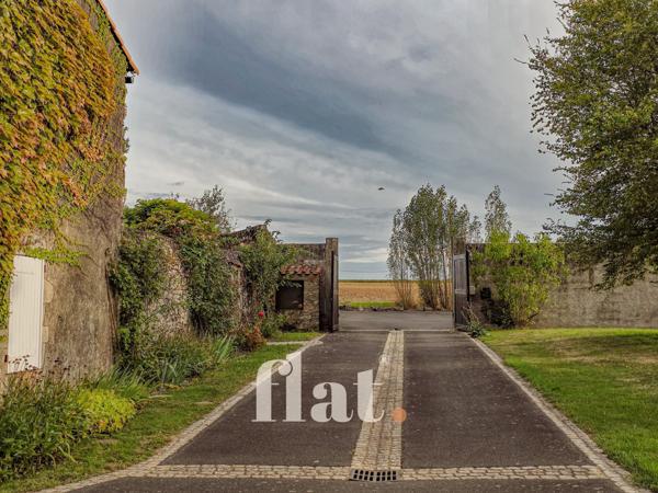 PROPRIETE 6 pièces 351 m2 / 8 000 m2 clos / AIGREFEUILLE-SUR-MAINE/ 4 CH / Piscine / dépendances aménagées