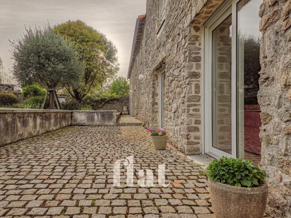 PROPRIETE 6 pièces 351 m2 / 8 000 m2 clos / AIGREFEUILLE-SUR-MAINE/ 4 CH / Piscine / dépendances aménagées