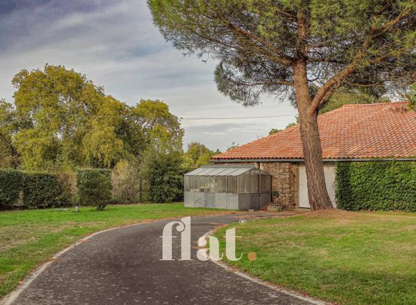 PROPRIETE 6 pièces 351 m2 / 8 000 m2 clos / AIGREFEUILLE-SUR-MAINE/ 4 CH / Piscine / dépendances aménagées