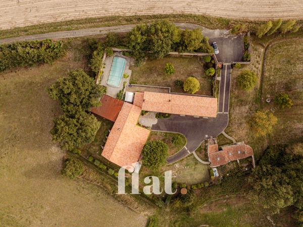 PROPRIETE 6 pièces 351 m2 / 8 000 m2 clos / AIGREFEUILLE-SUR-MAINE/ 4 CH / Piscine / dépendances aménagées