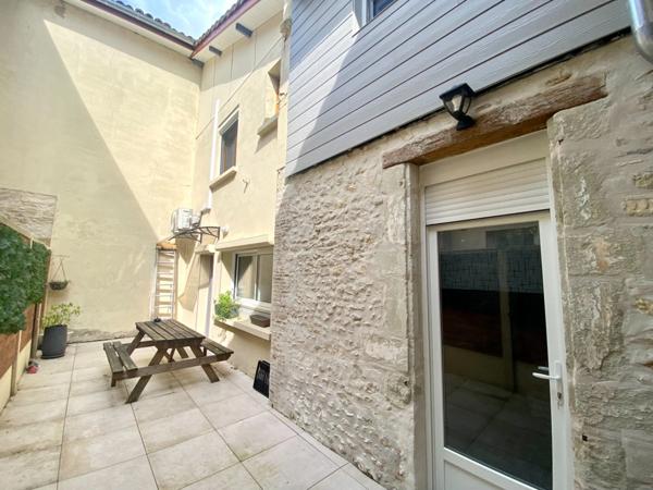 Appartement duplex T3 de 71M2 totalement rénové avec terrasse/cour à vendre centre historique de SAINT SEVER (40)