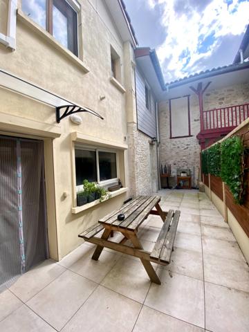 Appartement duplex T3 de 71M2 totalement rénové avec terrasse/cour à vendre centre historique de SAINT SEVER (40)