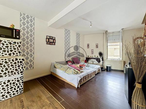Vente                                                      Immeuble
                        
                     5 pièces                      105 m2                     à Saint-Quentin