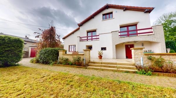 À vendre, en exclusivité, proche de la Belgique et du Luxembourg, une maison individuelle de 136.75 m² habitable (6 pièces) sur un grand terrain de 2204 m² ! Ce bien est proposé à la vente via un APP