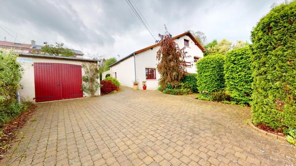 À vendre, en exclusivité, proche de la Belgique et du Luxembourg, une maison individuelle de 136.75 m² habitable (6 pièces) sur un grand terrain de 2204 m² ! Ce bien est proposé à la vente via un APP