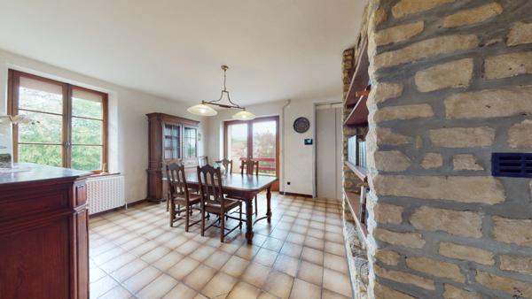 À vendre, en exclusivité, proche de la Belgique et du Luxembourg, une maison individuelle de 136.75 m² habitable (6 pièces) sur un grand terrain de 2204 m² ! Ce bien est proposé à la vente via un APP