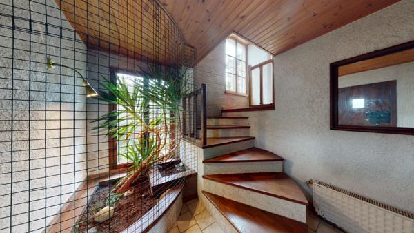 À vendre, en exclusivité, proche de la Belgique et du Luxembourg, une maison individuelle de 136.75 m² habitable (6 pièces) sur un grand terrain de 2204 m² ! Ce bien est proposé à la vente via un APP