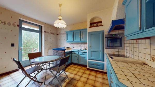 À vendre, en exclusivité, proche de la Belgique et du Luxembourg, une maison individuelle de 136.75 m² habitable (6 pièces) sur un grand terrain de 2204 m² ! Ce bien est proposé à la vente via un APP