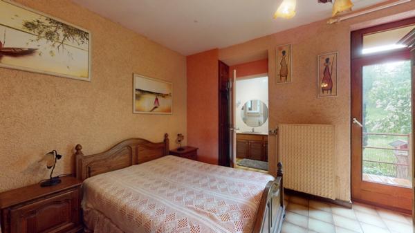 À vendre, en exclusivité, proche de la Belgique et du Luxembourg, une maison individuelle de 136.75 m² habitable (6 pièces) sur un grand terrain de 2204 m² ! Ce bien est proposé à la vente via un APP