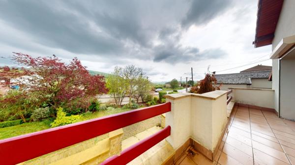 À vendre, en exclusivité, proche de la Belgique et du Luxembourg, une maison individuelle de 136.75 m² habitable (6 pièces) sur un grand terrain de 2204 m² ! Ce bien est proposé à la vente via un APP