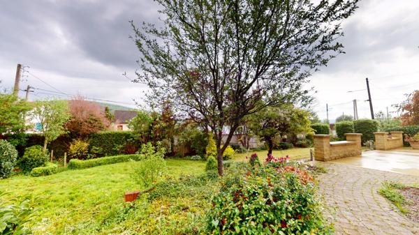 À vendre, en exclusivité, proche de la Belgique et du Luxembourg, une maison individuelle de 136.75 m² habitable (6 pièces) sur un grand terrain de 2204 m² ! Ce bien est proposé à la vente via un APP