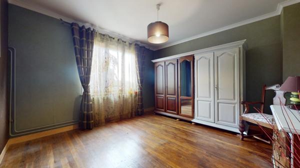 À vendre, en exclusivité, proche de la Belgique et du Luxembourg, une maison individuelle de 136.75 m² habitable (6 pièces) sur un grand terrain de 2204 m² ! Ce bien est proposé à la vente via un APP