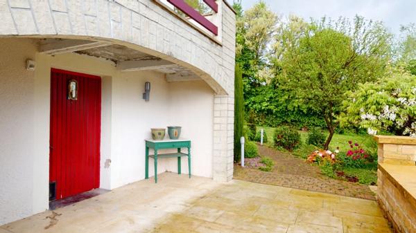 À vendre, en exclusivité, proche de la Belgique et du Luxembourg, une maison individuelle de 136.75 m² habitable (6 pièces) sur un grand terrain de 2204 m² ! Ce bien est proposé à la vente via un APP