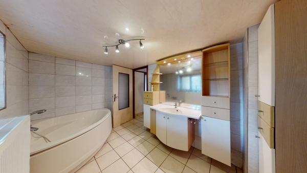 À vendre, en exclusivité, proche de la Belgique et du Luxembourg, une maison individuelle de 136.75 m² habitable (6 pièces) sur un grand terrain de 2204 m² ! Ce bien est proposé à la vente via un APP