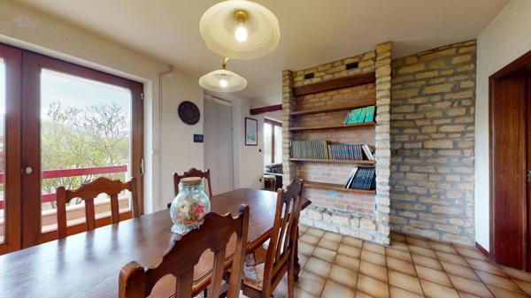 À vendre, en exclusivité, proche de la Belgique et du Luxembourg, une maison individuelle de 136.75 m² habitable (6 pièces) sur un grand terrain de 2204 m² ! Ce bien est proposé à la vente via un APP