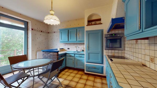 À vendre, en exclusivité, proche de la Belgique et du Luxembourg, une maison individuelle de 136.75 m² habitable (6 pièces) sur un grand terrain de 2204 m² ! Ce bien est proposé à la vente via un APP