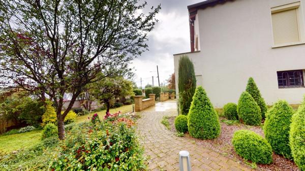 À vendre, en exclusivité, proche de la Belgique et du Luxembourg, une maison individuelle de 136.75 m² habitable (6 pièces) sur un grand terrain de 2204 m² ! Ce bien est proposé à la vente via un APP