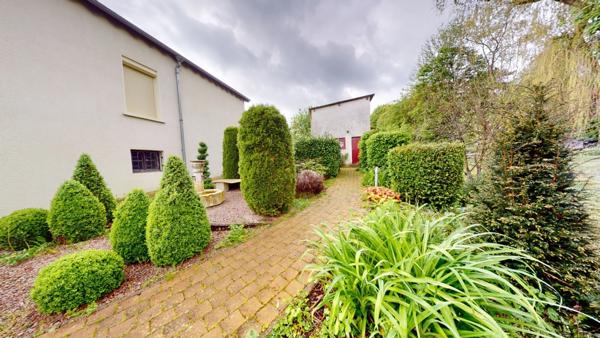 À vendre, en exclusivité, proche de la Belgique et du Luxembourg, une maison individuelle de 136.75 m² habitable (6 pièces) sur un grand terrain de 2204 m² ! Ce bien est proposé à la vente via un APP