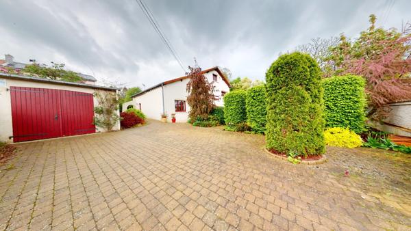 À vendre, en exclusivité, proche de la Belgique et du Luxembourg, une maison individuelle de 136.75 m² habitable (6 pièces) sur un grand terrain de 2204 m² ! Ce bien est proposé à la vente via un APP