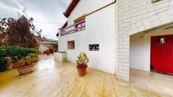 À vendre, en exclusivité, proche de la Belgique et du Luxembourg, une maison individuelle de 136.75 m² habitable (6 pièces) sur un grand terrain de 2204 m² ! Ce bien est proposé à la vente via un APP