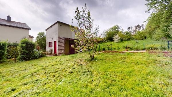 À vendre, en exclusivité, proche de la Belgique et du Luxembourg, une maison individuelle de 136.75 m² habitable (6 pièces) sur un grand terrain de 2204 m² ! Ce bien est proposé à la vente via un APP