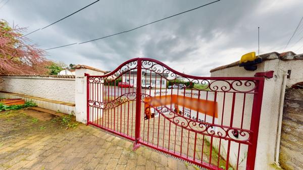 À vendre, en exclusivité, proche de la Belgique et du Luxembourg, une maison individuelle de 136.75 m² habitable (6 pièces) sur un grand terrain de 2204 m² ! Ce bien est proposé à la vente via un APP