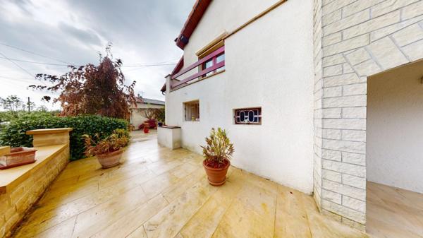 À vendre, en exclusivité, proche de la Belgique et du Luxembourg, une maison individuelle de 136.75 m² habitable (6 pièces) sur un grand terrain de 2204 m² ! Ce bien est proposé à la vente via un APP