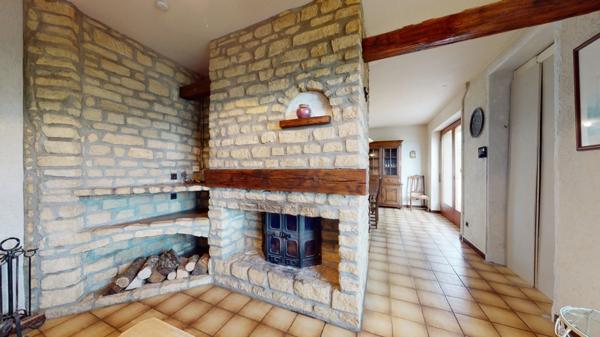 À vendre, en exclusivité, proche de la Belgique et du Luxembourg, une maison individuelle de 136.75 m² habitable (6 pièces) sur un grand terrain de 2204 m² ! Ce bien est proposé à la vente via un APP