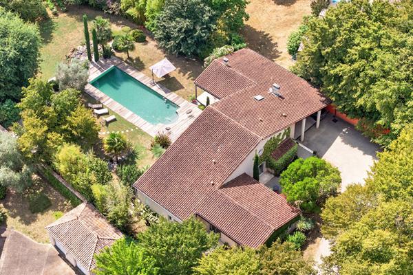 ÉLÉGANCE CONTEMPORAINE AU COEUR D'UN ÉCRIN DE VERDURE Maison Périgueux 7 pièce(s) 250 m2 Perigueux