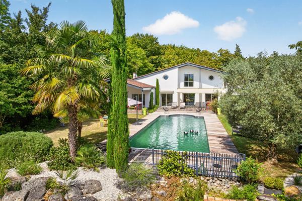ÉLÉGANCE CONTEMPORAINE AU COEUR D'UN ÉCRIN DE VERDURE Maison Périgueux 7 pièce(s) 250 m2 Perigueux