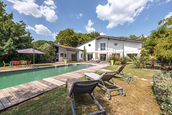 ÉLÉGANCE CONTEMPORAINE AU COEUR D'UN ÉCRIN DE VERDURE Maison Périgueux 7 pièce(s) 250 m2 Perigueux