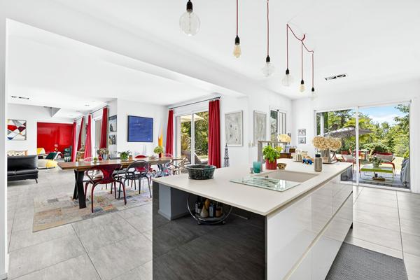 ÉLÉGANCE CONTEMPORAINE AU COEUR D'UN ÉCRIN DE VERDURE Maison Périgueux 7 pièce(s) 250 m2 Perigueux
