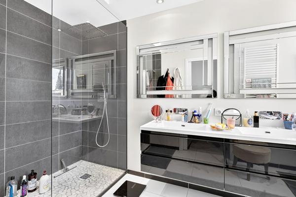 ÉLÉGANCE CONTEMPORAINE AU COEUR D'UN ÉCRIN DE VERDURE Maison Périgueux 7 pièce(s) 250 m2 Perigueux