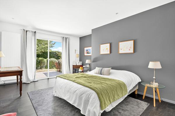 ÉLÉGANCE CONTEMPORAINE AU COEUR D'UN ÉCRIN DE VERDURE Maison Périgueux 7 pièce(s) 250 m2 Perigueux