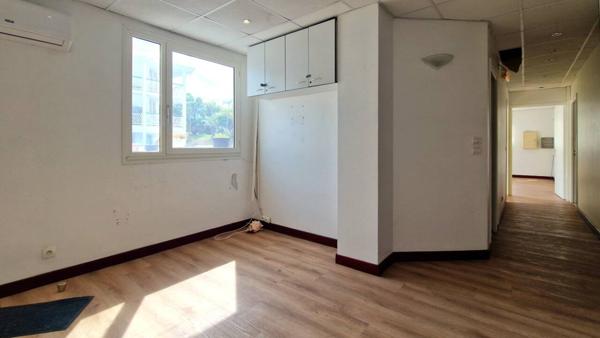 Bureau à louer 6 pièces de 88 m²