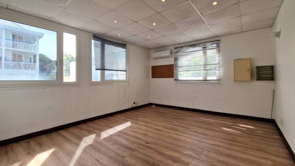 Bureau à louer 6 pièces de 88 m²