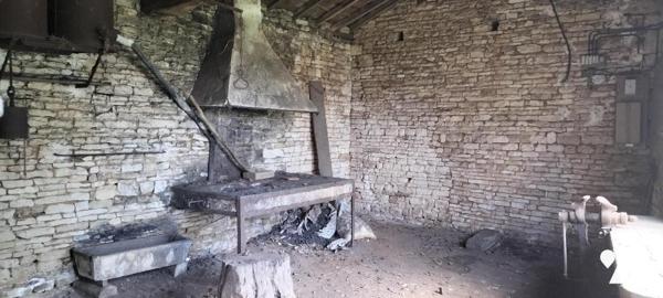 Au calme dans le bourg à 10 min de LEZAY et 5 min de CHAUNAY: Maison ancienne bien exposée à ré...