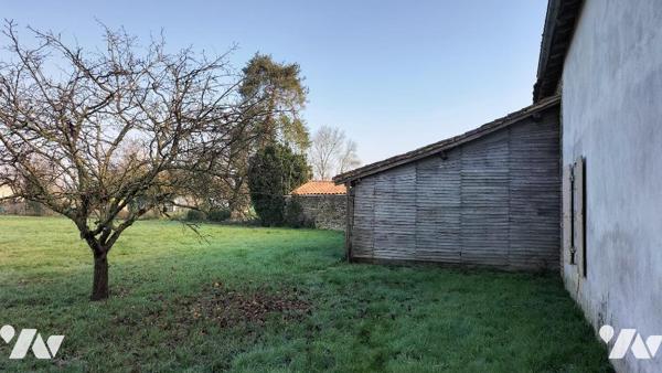 Au calme dans le bourg à 10 min de LEZAY et 5 min de CHAUNAY: Maison ancienne bien exposée à ré...